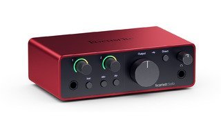 Interfaz de audio Focusrite Scarlett 2i2 para conectar micrófonos profesionales al ordenador