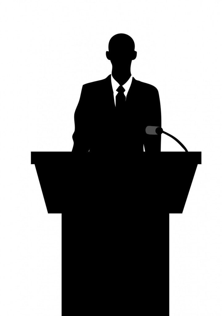 imagen en blanco y negro que representa la intervencion como ponente de un emprendedor, un CEO, un jege, un empleado que necesite entrenar sus soft skills
