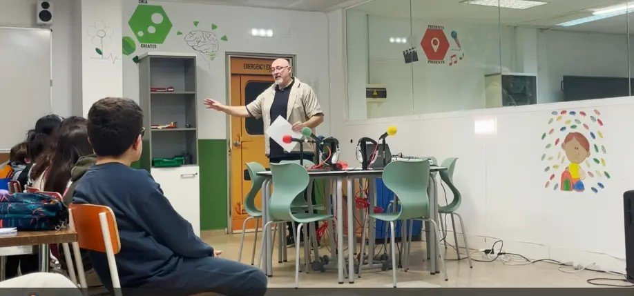 Máster class de radio y pódcast en colegio Herrera oria. Foto que da sentido a ese encuentro con alos alumnos.